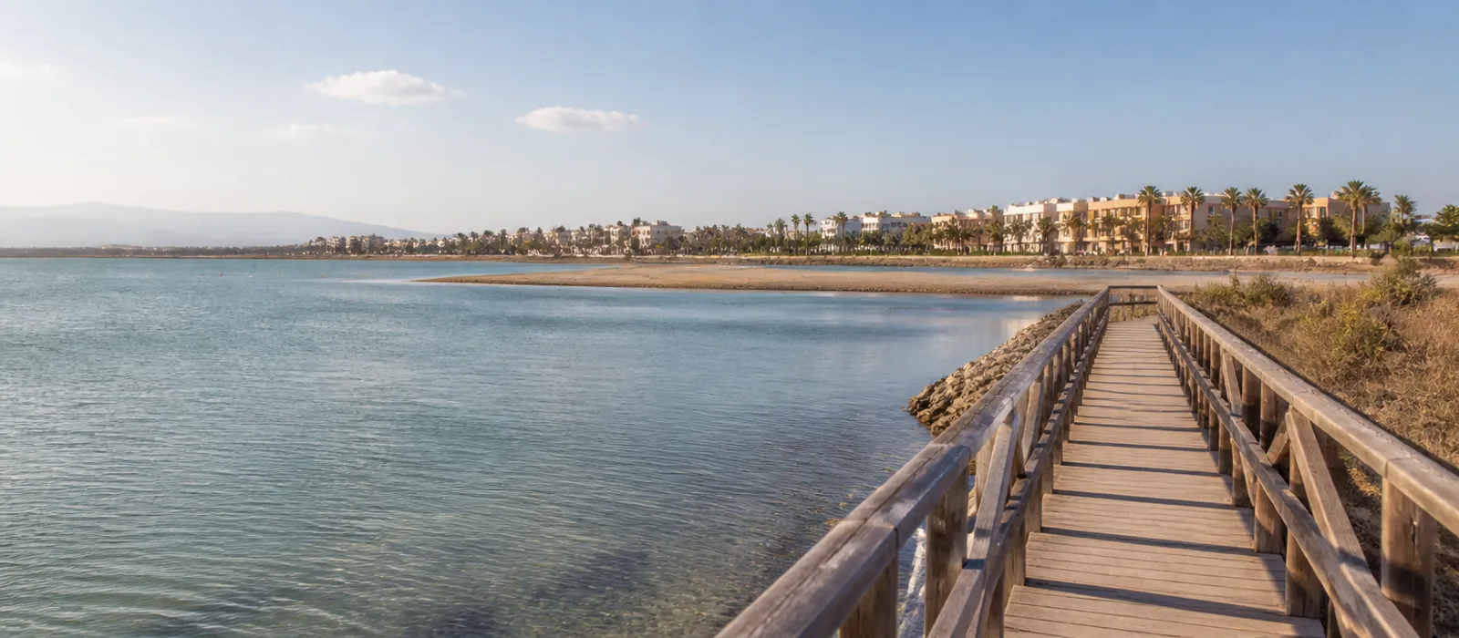 Costa del Mar Menor en Murcia: laguna, arena y frente residencial