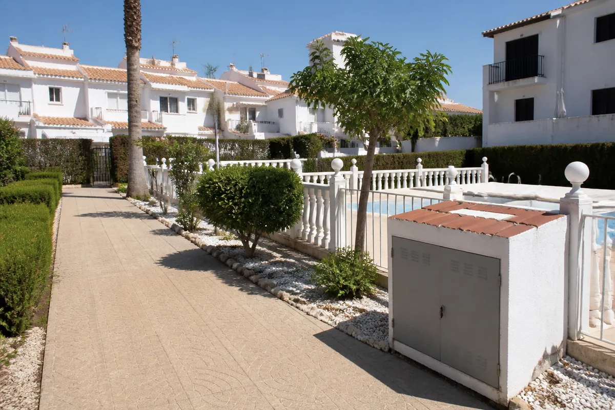 White bungalows and an urbanisation path in Orihuela Costa