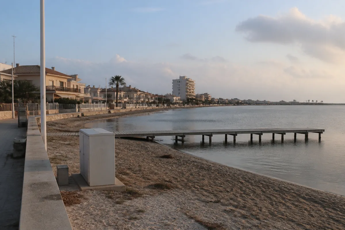 Pantalán vacío y orilla del Mar Menor en Santiago de la Ribera, San Javier