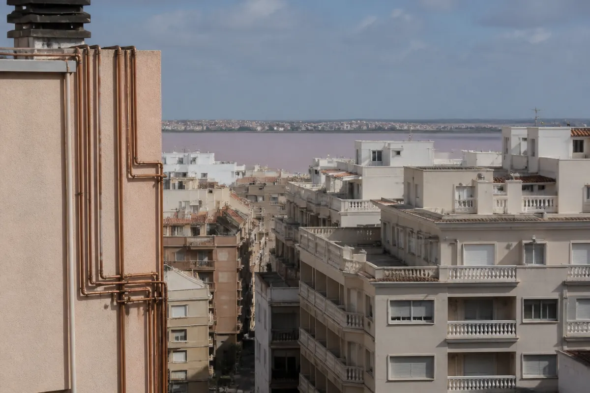 Laguna salada y bloques de apartamentos en Torrevieja