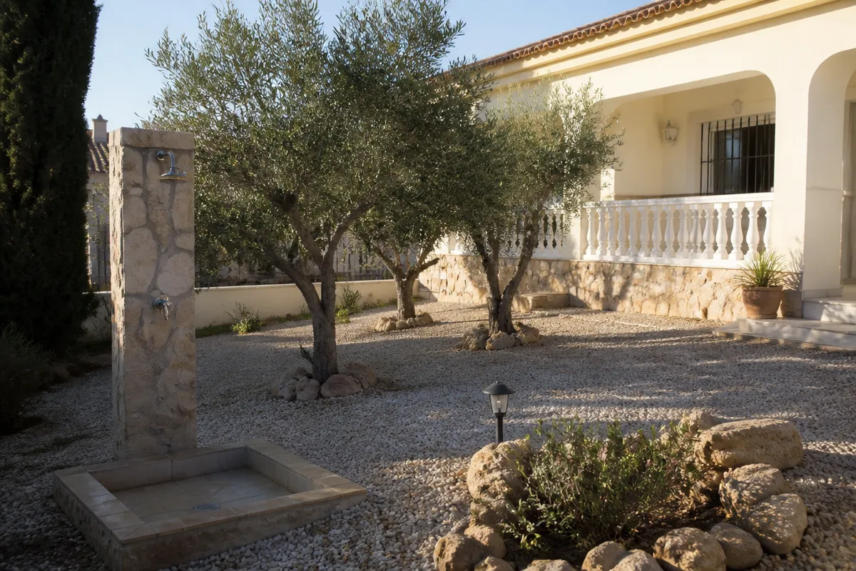 Jardín de villa con olivos y grifo de piedra en La Zenia o Cabo Roig